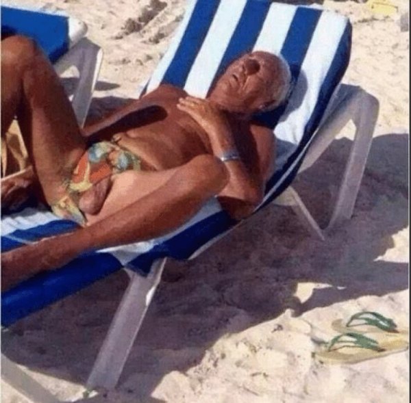 Вывалились яйца на пляже