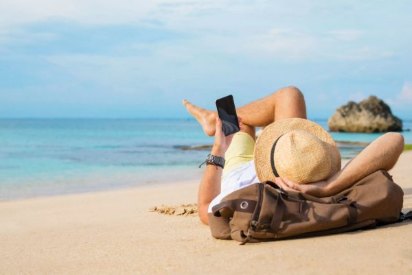 Лежит на пляже