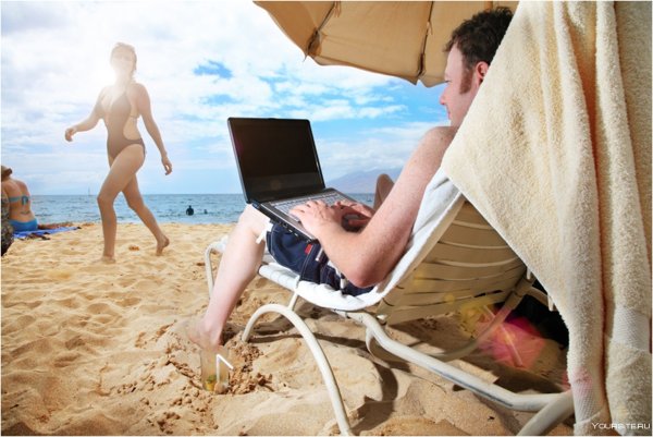 С ноутбуком на пляже