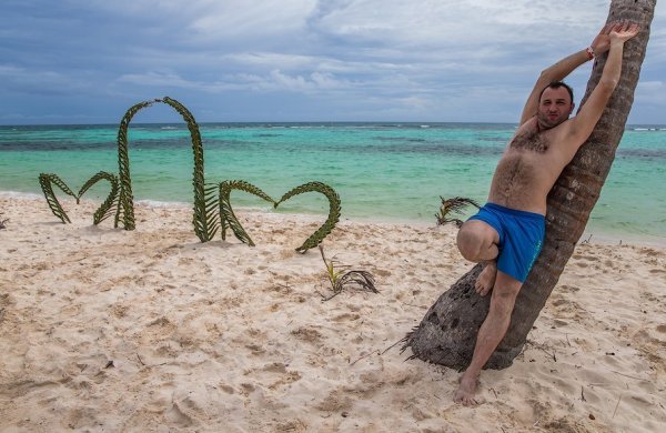 Смешной мужик на море