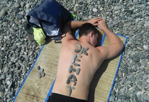 Мужик загорает