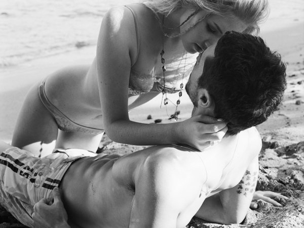 Страстный поцелуй на пляже