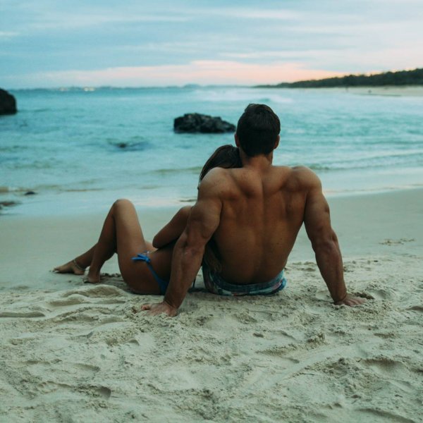 Красивые спортивные пары на пляже