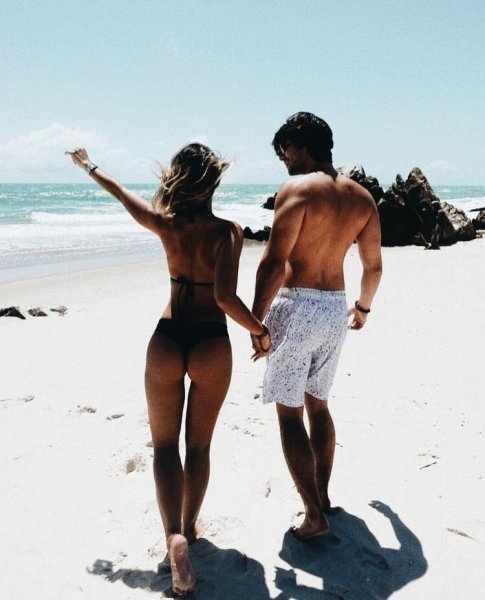 Парень с девушкой на пляже