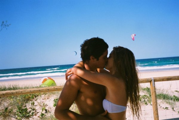 Парень с девушкой на море