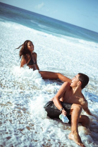 Парень с девушкой на море