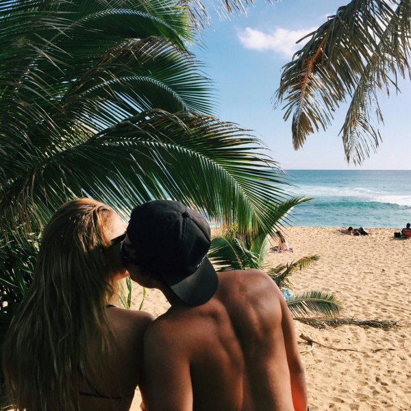 Парень с девушкой на море