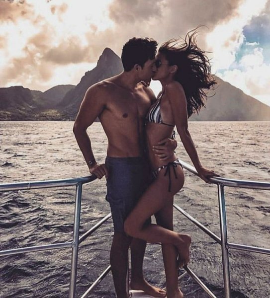 Влюбленная пара на море