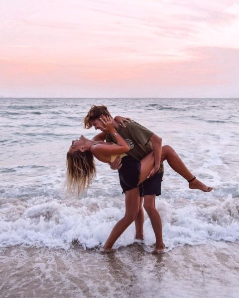 Парень с девушкой на море