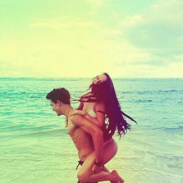 Парень с девушкой на море