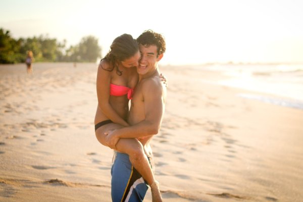 Мужчина и девушка на пляже