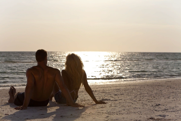 Блондинка с мужчиной на пляже