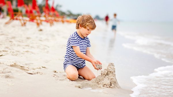 Маленький мальчик на пляже