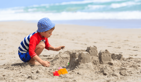 Дети строят замок из песка