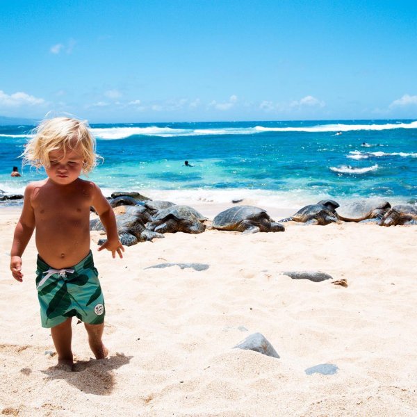 Малыш на море