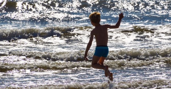 Дети бегут к морю