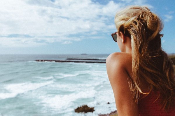 Блондинка на море со спины