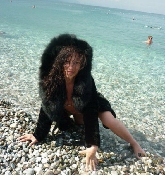 В шубе на пляже