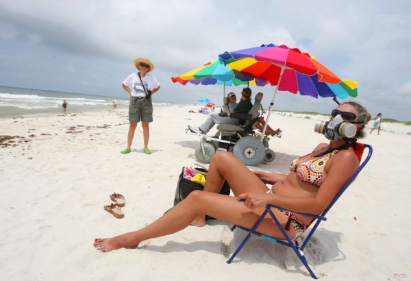 Смешные загорающие на пляже