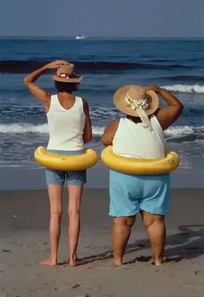 Две подруги на море смешные