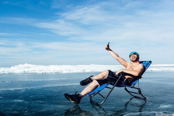 Загорает зимой