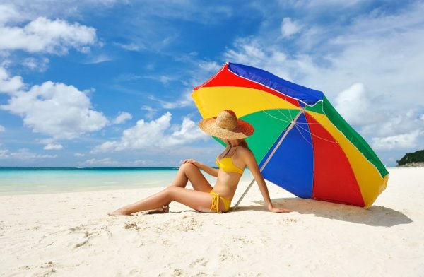 На пляже под зонтом