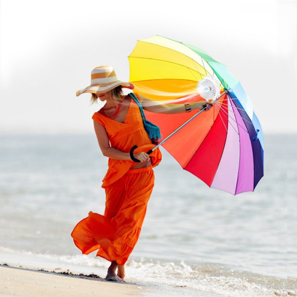 Девушка с зонтиком на пляже