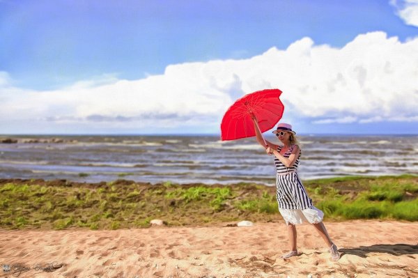 Девушка с зонтиком на пляже