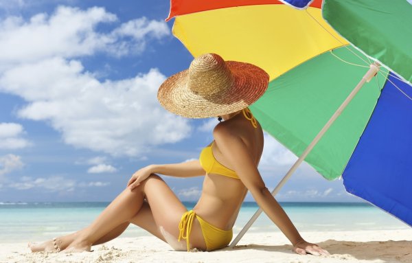 Девушка с зонтиком на пляже