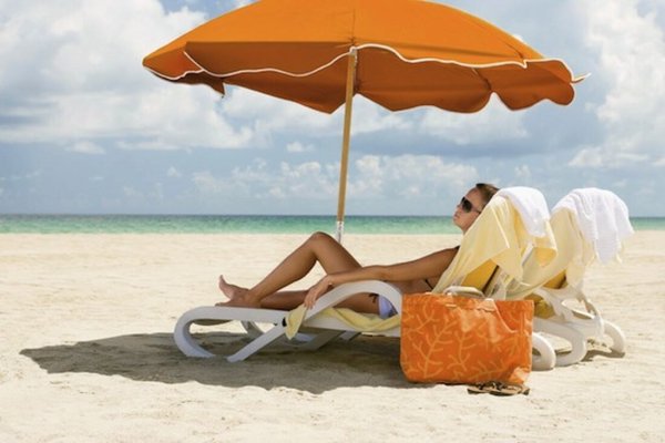 Девушка на пляже под зонтиком