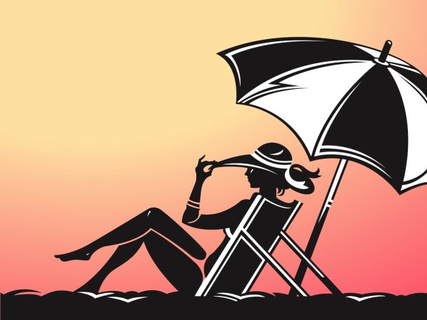 Человек под зонтом на пляже