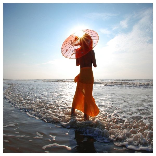 Девушка с зонтиком у моря