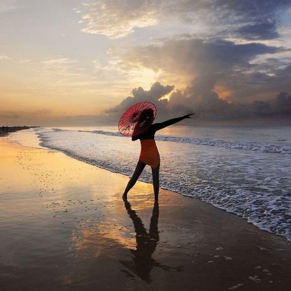 Море девушка зонт