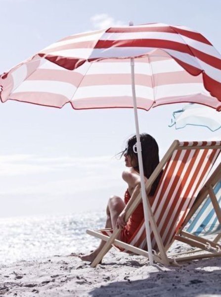 На пляже под зонтиком