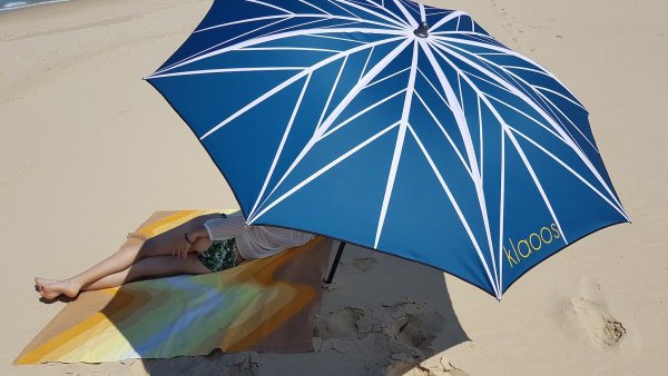 На пляже под зонтом