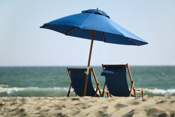 Зонт на пляже сверху