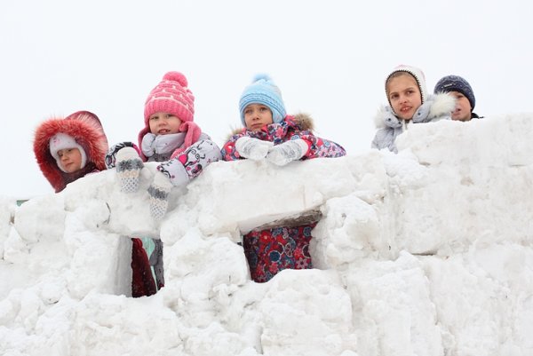 Строить снежную крепость