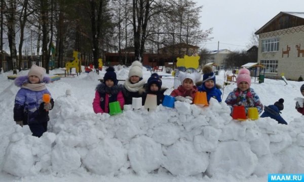 Дети строят снежный замок