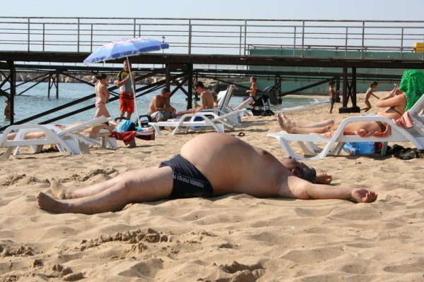 Толстяк на пляже