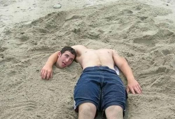 Смешные мужики на пляже