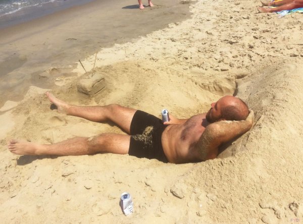 Уснула на пляже