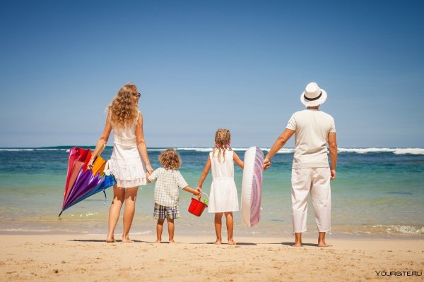 Счастливая семья на море