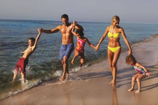 Спортивная семья на море