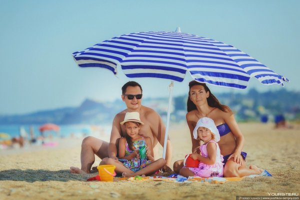 Семейные отдыхающие на море