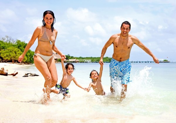 Счастливая семья в Тайланде