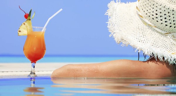 Девушка на шезлонге с коктейлем
