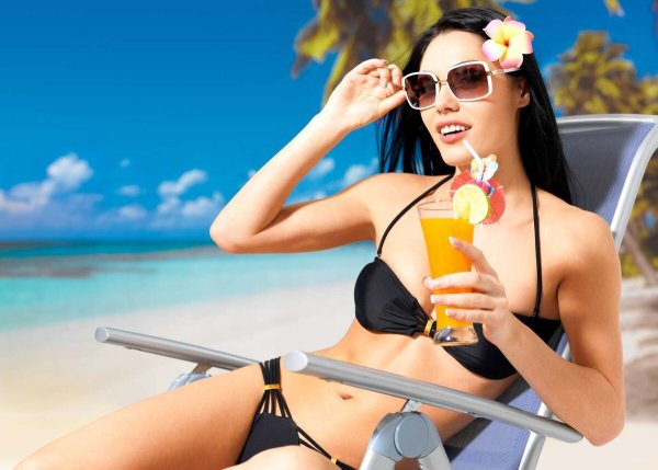 Девушка на шезлонге с коктейлем