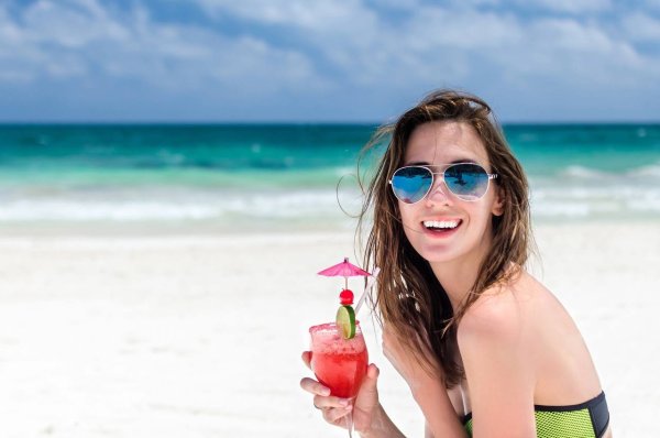 Девушка с коктейлем на пляже фото