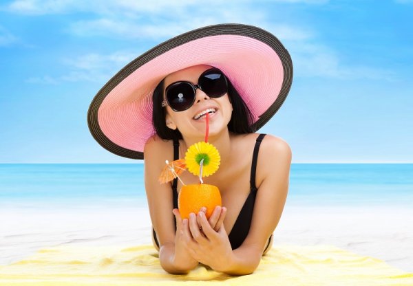 Девушка в шляпе на пляже