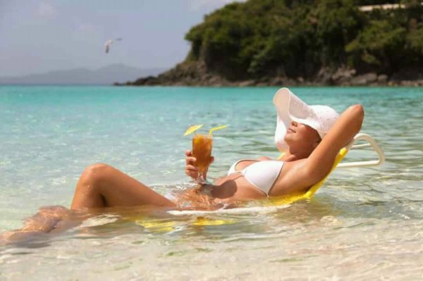 Девушка с коктейлем на пляже